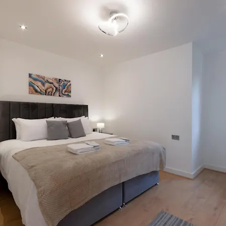 Modern Two Bedrooms Flat In Julien Road, Cr5, London